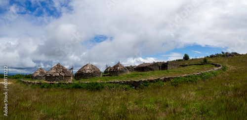 Konstfotografi Asentamiento de Castromao, en Galicia, en la época de los Romanos, paisaje de interés arqueológico, amurallado, con chozas de piedra y tejados de paja, verano de 2021, Orense, España