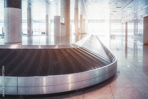 Fotografie Barcelona Airport; Empty luggage claim area; Capturing the curved elbow of the c