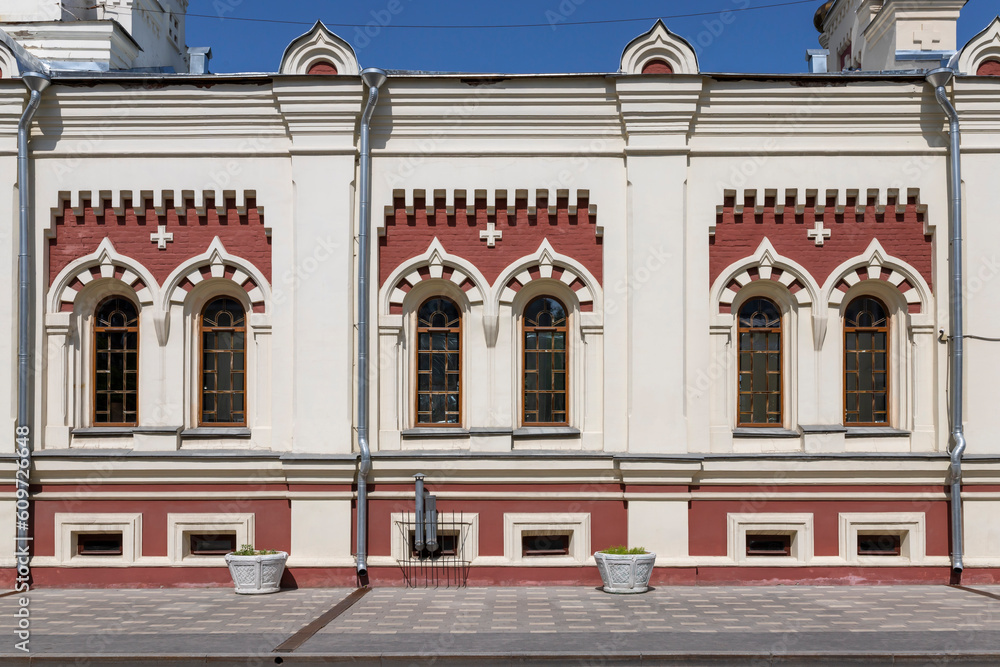 Obraz premium the facade of the palace in the town