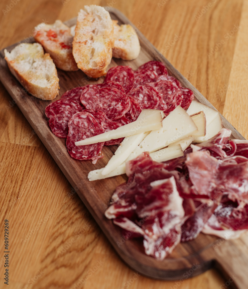 Tabla de embutidos ibericos y quesos manchegos Tabla de embutidos ibericos y quesos manchegos