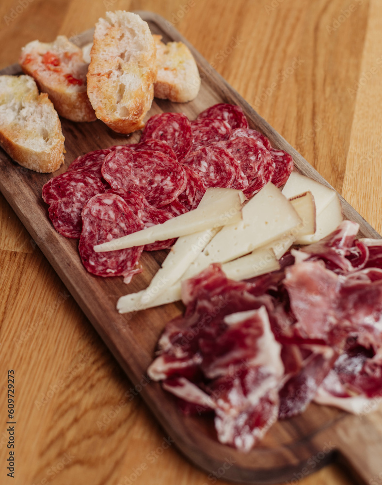Tabla de embutidos ibericos y quesos manchegos