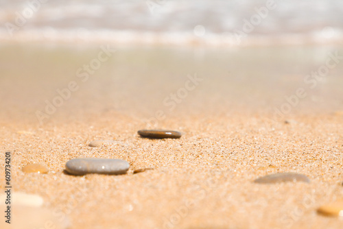 Primer plano de piedras erosionadas por las olas del mar