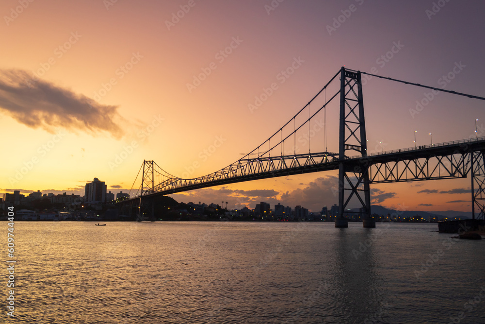  céu laranja e a  Florianópolis ao fundo a Ponte Hercílio Luz , Florianopolis, Santa Catarina, Brasil