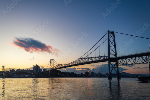 Anoitecer em Florianópolis ao fundo a silhueta da Ponte Hercílio Luz , Florianopolis, Santa Catarina, Brasil