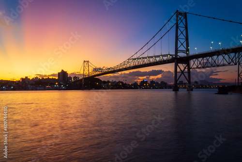 Anoitecer colorido em em Florianópolis ao fundo a Ponte Hercílio Luz , Florianopolis, Santa Catarina, Brasil