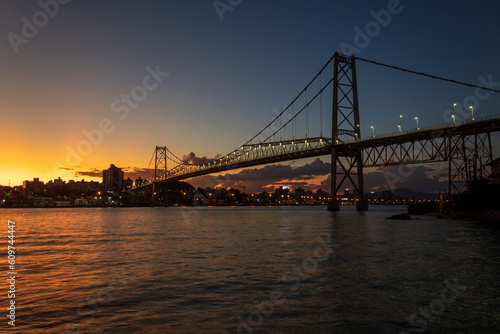 Anoitecer em Florianópolis ao fundo a Ponte Hercílio Luz , Florianopolis, Santa Catarina, Brasil © Fotos GE