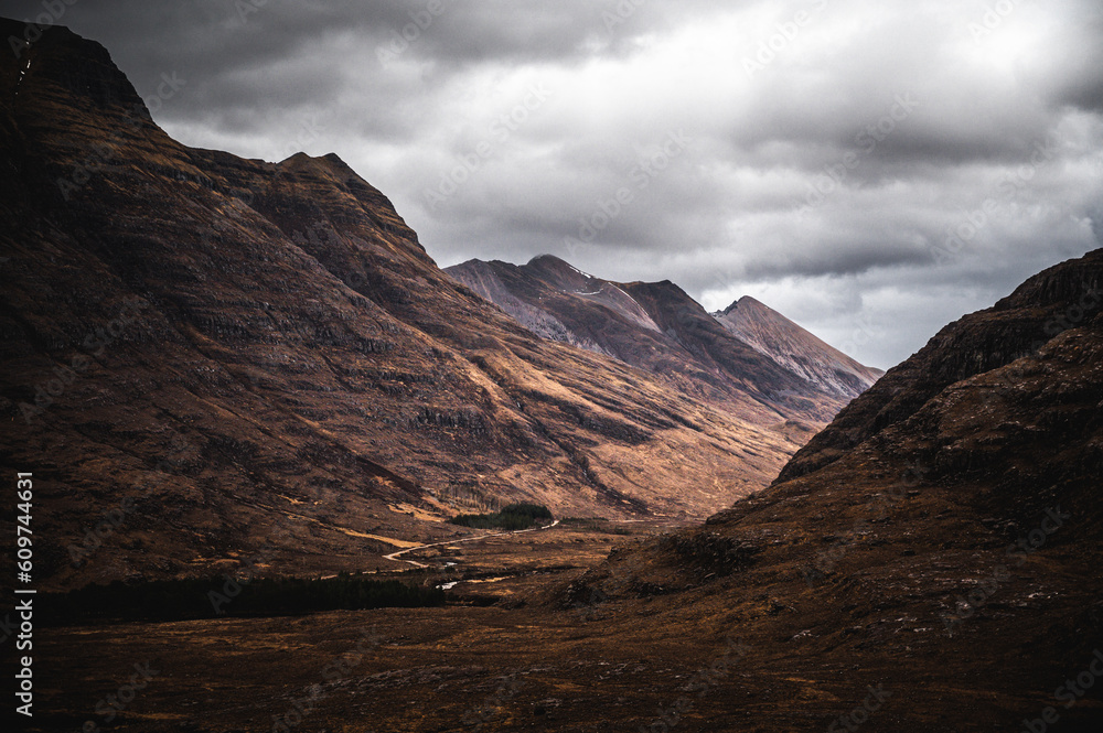 Fototapeta premium Scottsh highlands under dramatic lighting 1