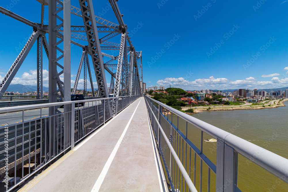 ciclovia da  Pontes Hercílio Luz ,  Florianopolis, Santa Catarina, Brasil ao fundo o bairro de estreito