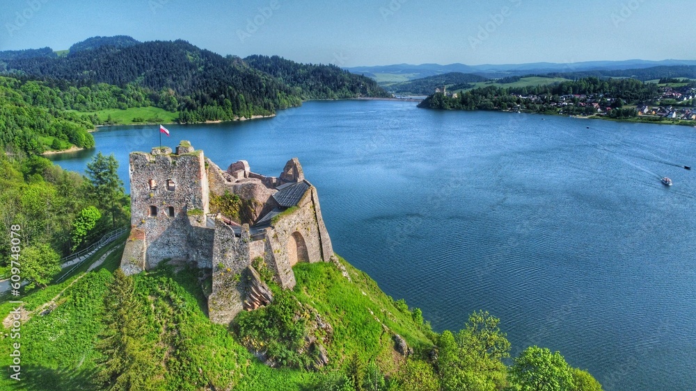 Obraz na płótnie Zamek Czorsztyn nad jeziorem Czorsztyńskim z lotu ptaka w salonie