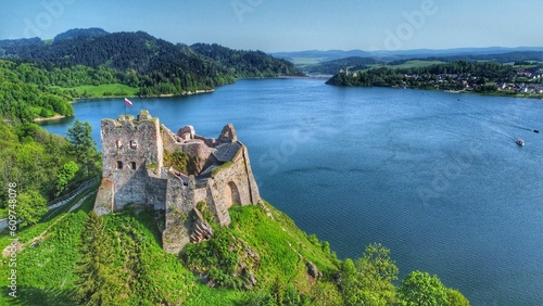 Zamek Czorsztyn nad jeziorem Czorsztyńskim z lotu ptaka © ŁukaszA