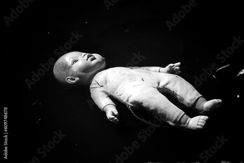 Tableau sur toile An abandoned doll floating in a pond