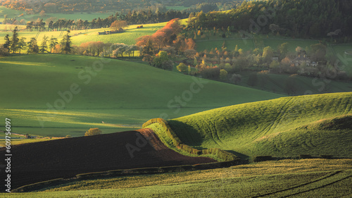 Foto Scenic landscape view of rollimg hills and pastoral countryside farmland in Moonzie near Cupar in Fife, Scotland, UK
