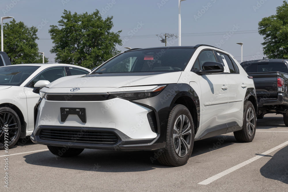 Foto de Toyota bZ4X EV Electric Vehicle display at a dealership. Toyota ...