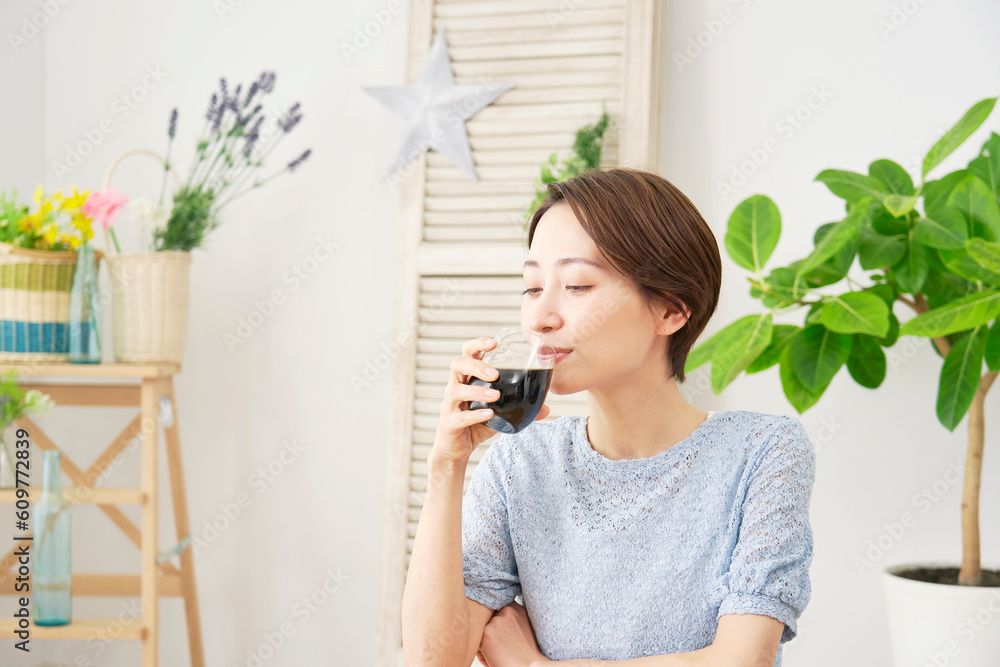 自宅でアイスコーヒを飲む女性 自宅でアイスコーヒを飲む女性