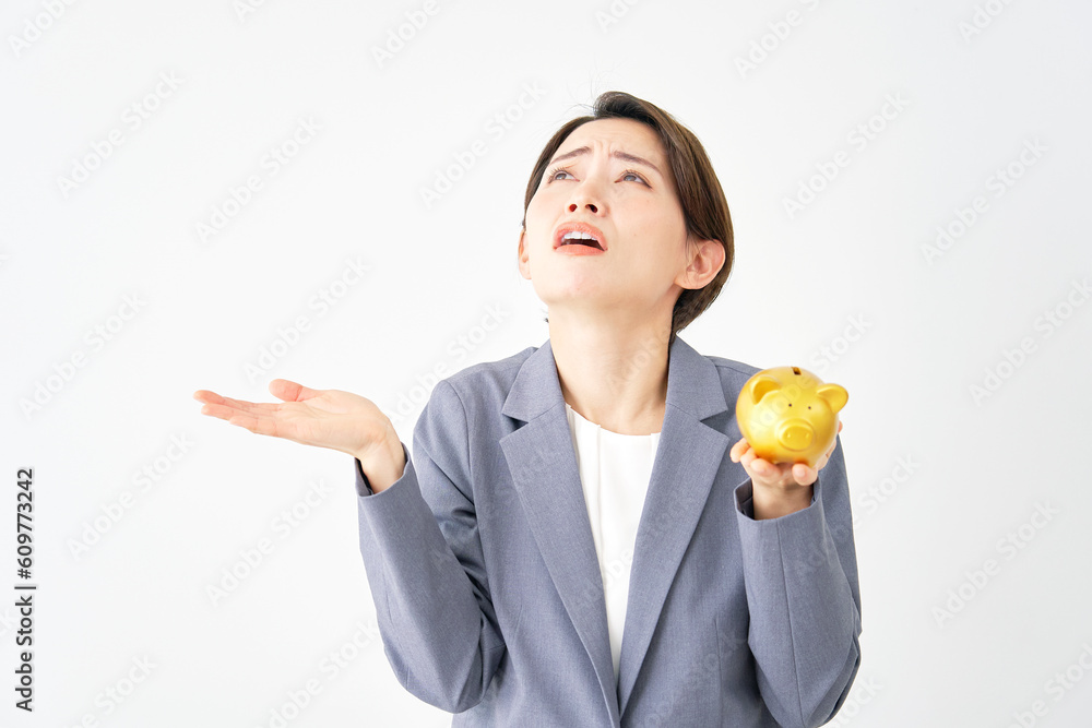 貯金箱を持ってギブアップするビジネスウーマン　白背景