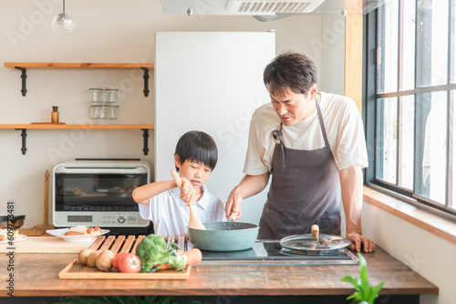 Obraz na plátně 家のキッチンで子供と一緒に料理・クッキング・お手伝いする子供・親子・家族
