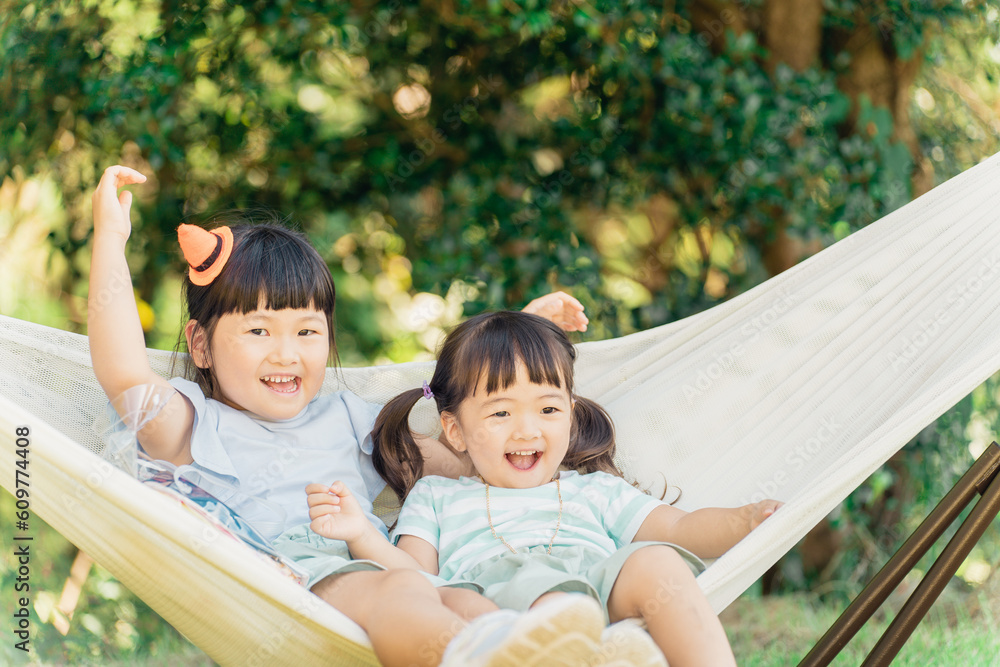 Fototapeta premium ハロウィンの格好でハンモックに座る子供達 