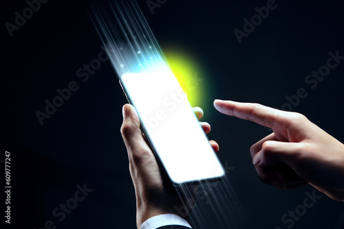 スマートフォンを操作するビジネスマン photo