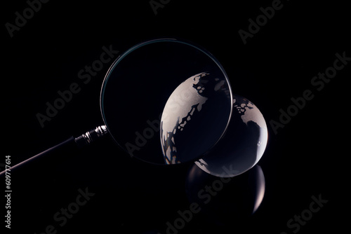 暗闇のガラス製の地球を拡大する虫眼鏡 photo