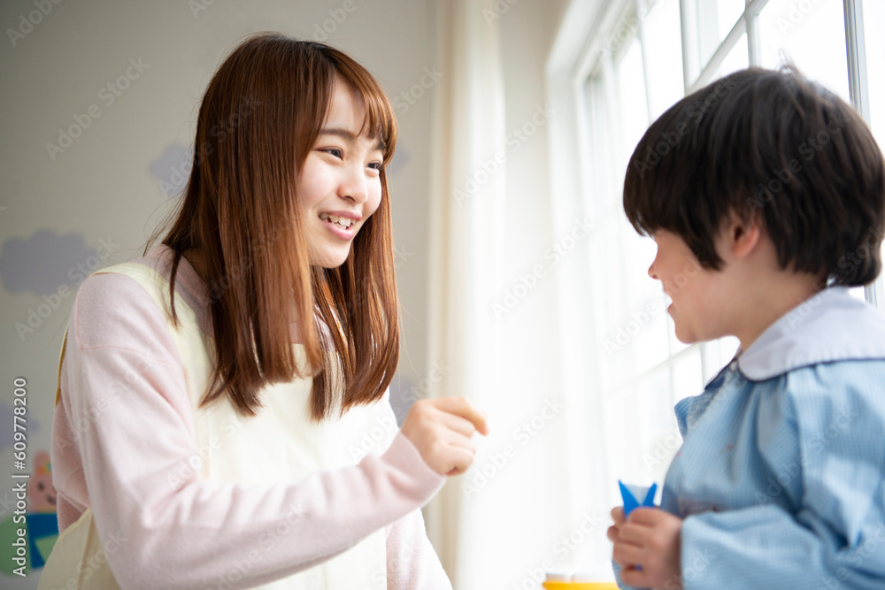 笑顔の保育士と園児 笑顔の保育士と園児