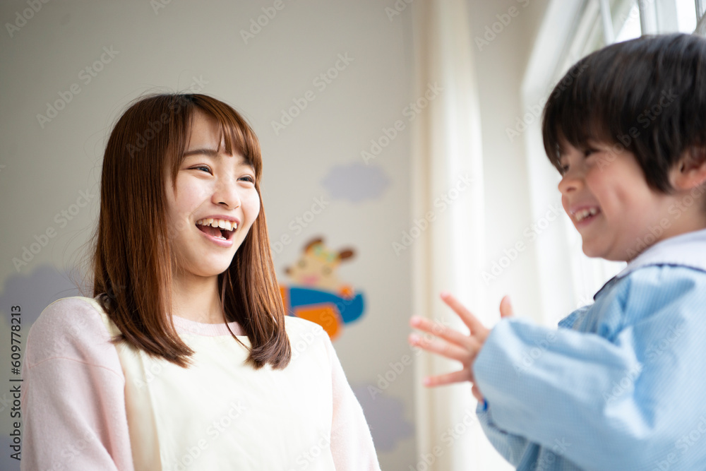 笑顔の保育士と園児 笑顔の保育士と園児