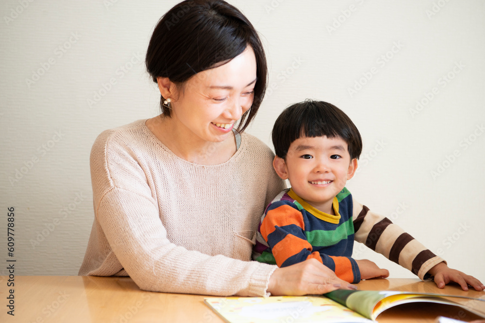 絵本を読んでいる親子