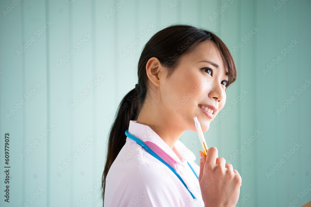 制服姿で考えている女性