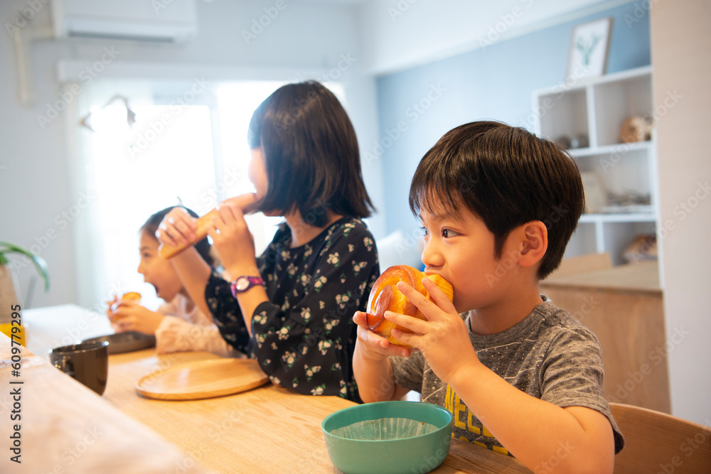 カウンターでパンを食べている子供たち Stock Photo | Adobe Stock