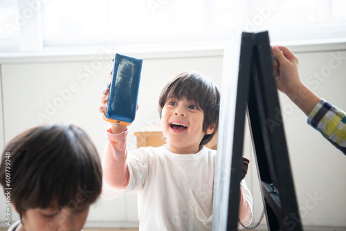 黒板で遊んでいる子供たち photo