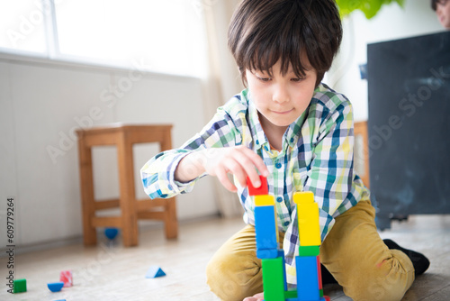 積み木で遊んでいる子供 photo