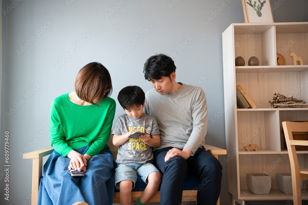 スマホを見ている親子 スマホを見ている親子