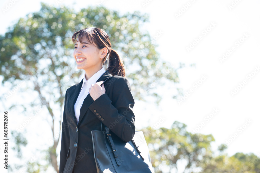 スーツを着て笑っている女性 スーツを着て笑っている女性