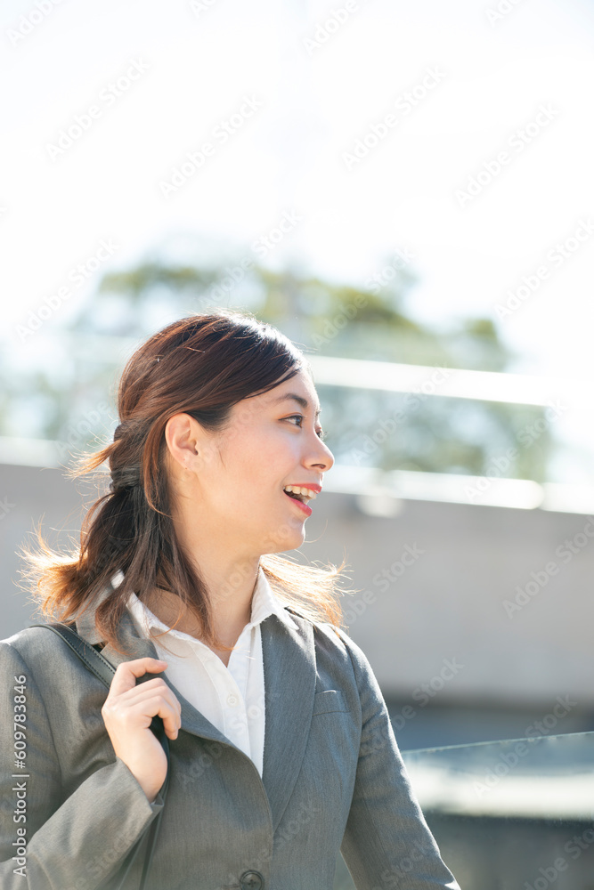 笑っているスーツ姿の女性の横顔 笑っているスーツ姿の女性の横顔