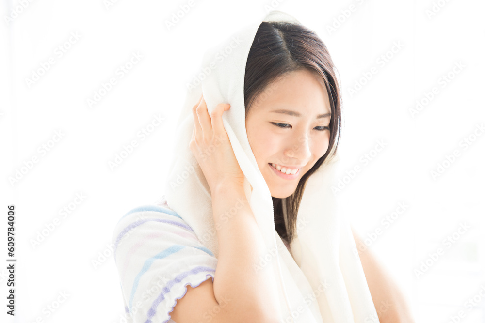 タオルで髪を拭いている女性
