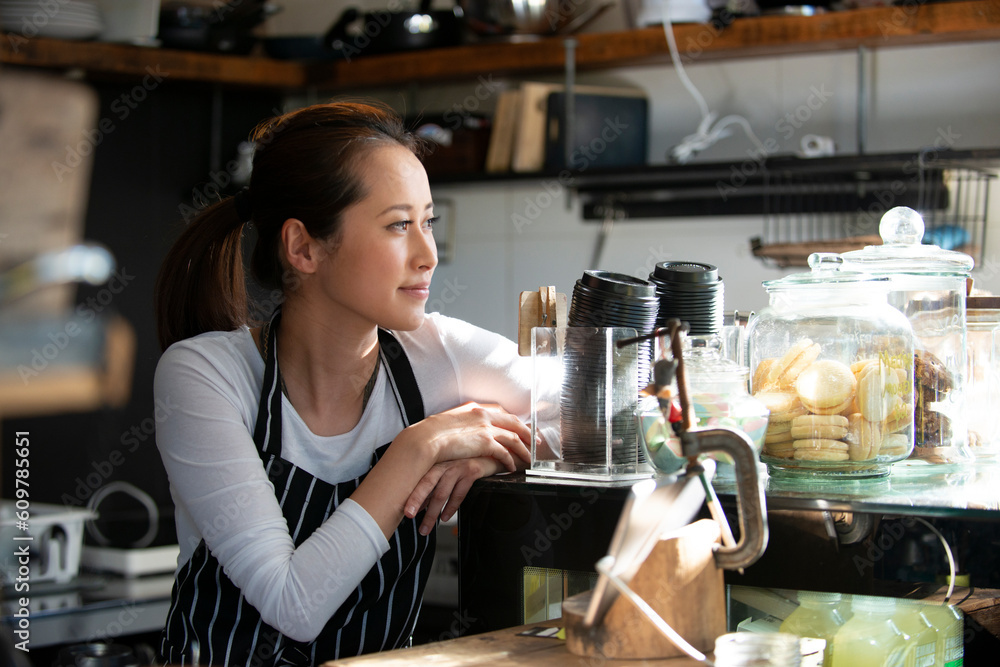 カフェで仕事をしている女性店員 カフェで仕事をしている女性店員