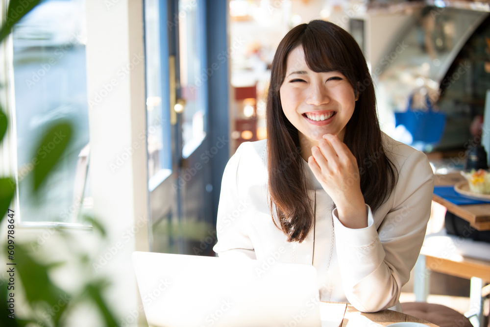 カフェで笑っている女性 カフェで笑っている女性