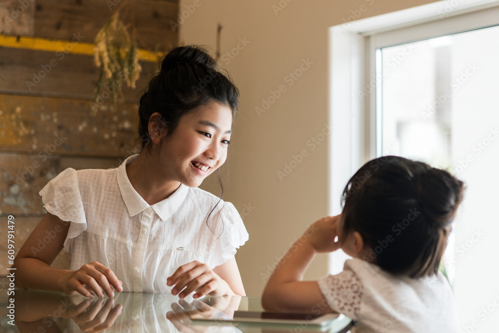 ごっこ遊びをする姉妹 ごっこ遊びをする姉妹