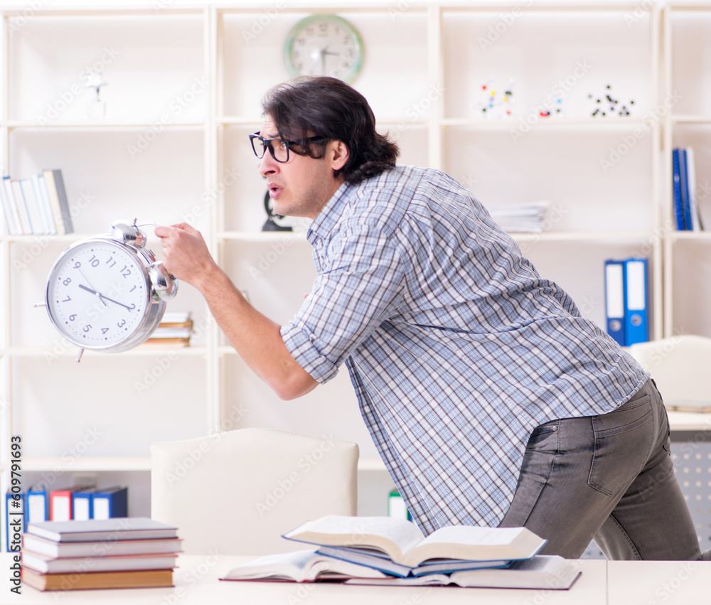 Obraz premium Young male student preparing for exams at home