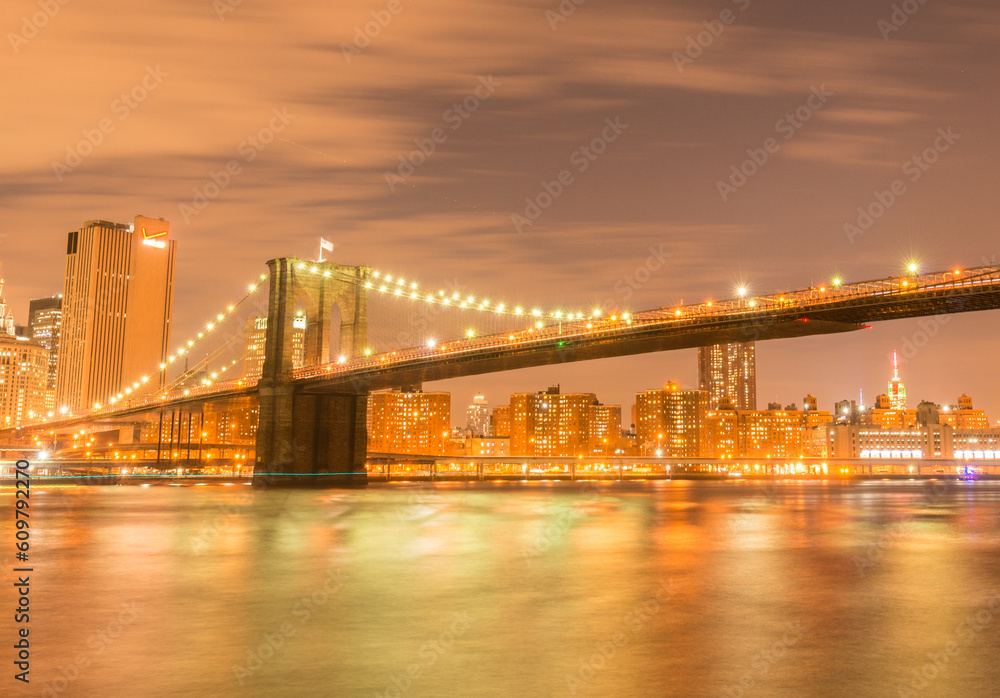 Fototapeta premium Night view of Manhattan and Brooklyn bridge