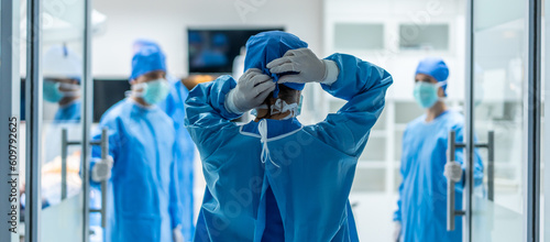 Foto Professional doctors performing surgical operation in operating room
