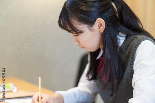 自宅で勉強する女子高生 photo
