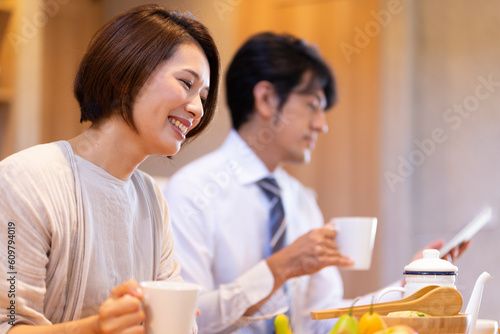 朝食を食べる家族