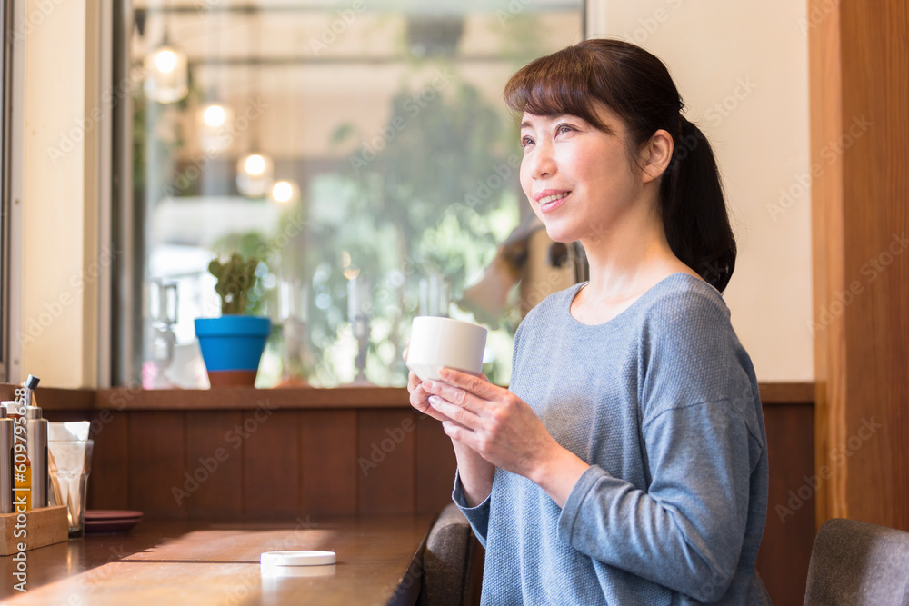 カフェでコーヒーを飲む女性 カフェでコーヒーを飲む女性