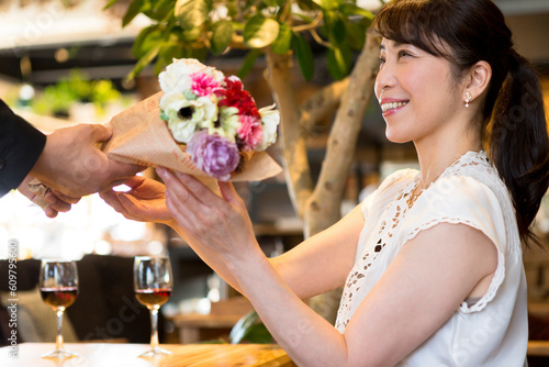 花束を受け取る女性 photo