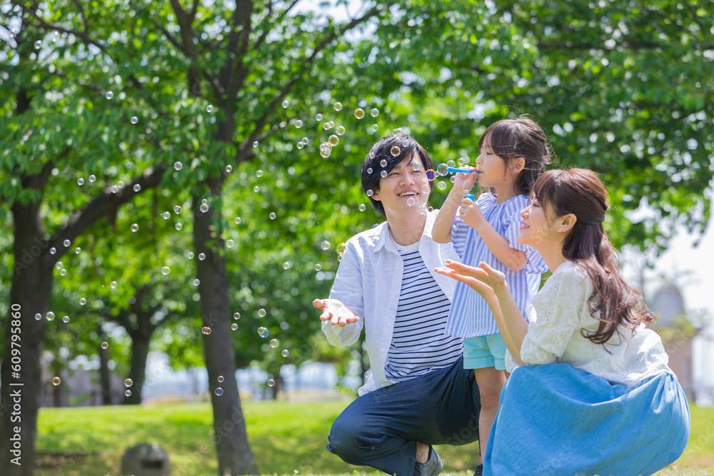 シャボン玉で遊ぶ家族 シャボン玉で遊ぶ家族