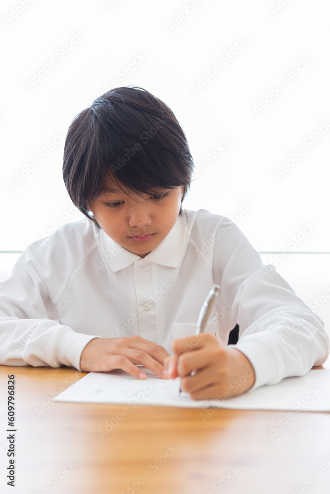 自宅で勉強する中学生 自宅で勉強する中学生