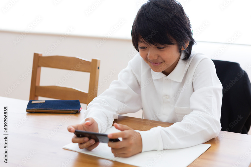 スマホを見る中学生