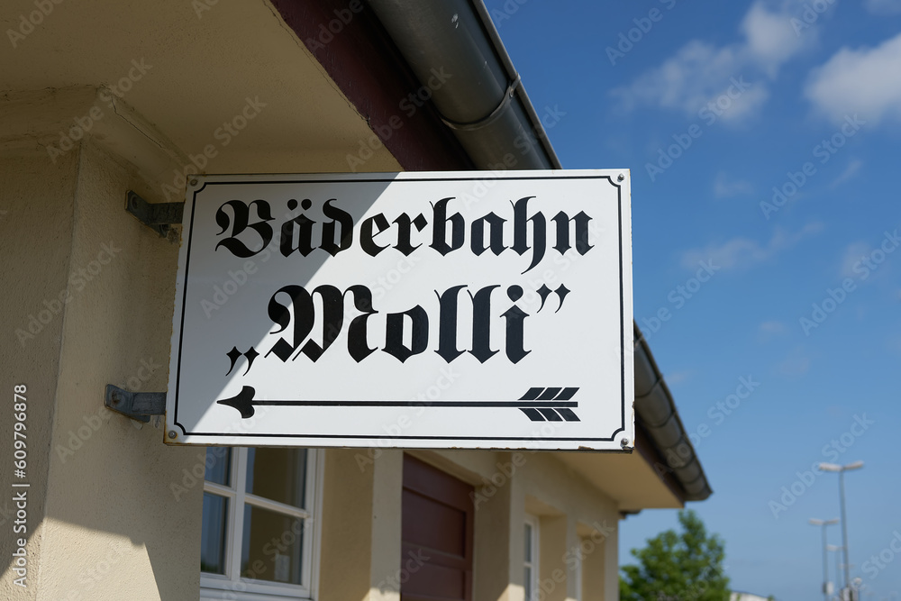 Hinweisschild für die historische Bäderbahn Molli im Bahnhof von Bad Doberan Hinweisschild für die historische Bäderbahn Molli im Bahnhof von Bad Doberan