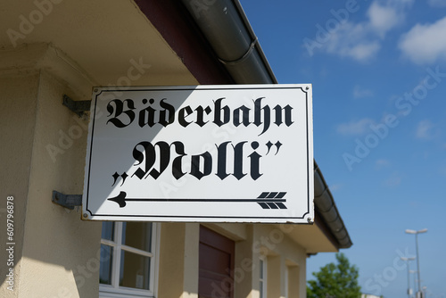 Hinweisschild für die historische Bäderbahn Molli im Bahnhof von Bad Doberan