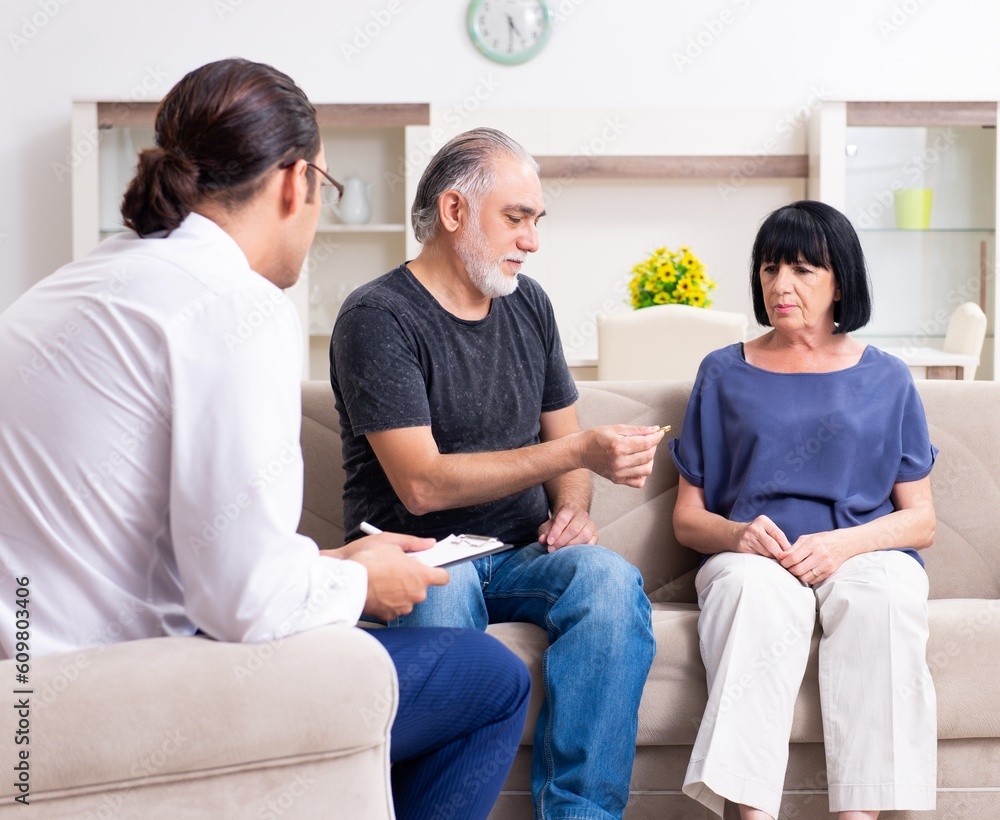 Old couple visiting psychiatrist doctor Old couple visiting psychiatrist doctor